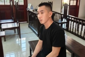 Giấu 5 gói ma túy trong người thì gặp công an