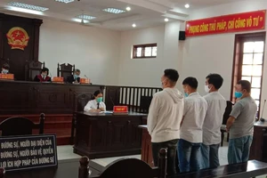 Bị cáo khai về 25 triệu đồng ở túi quần sau, tòa trả hồ sơ 