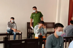 Bị cáo khai 'chờ vợ sinh xong sẽ ra đầu thú'