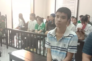 Vắng luật sư, tòa hoãn xử bị cáo có bệnh án tâm thần