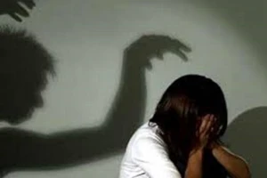 Nghi bị cha dượng hiếp dâm, một cháu bé được can thiệp khẩn