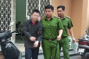 Mở phim đồi trụy cho bé gái 8 tuổi xem rồi làm bậy