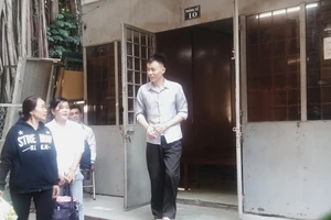 Khó xử vụ nam thanh niên mang súng điện đi mua xe máy