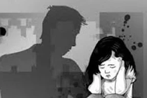 Gặp bạn gái nhí ở quán game, rủ về nhà giở trò đồi bại