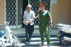 Người lái xe ôm 2 lần dâm ô cháu bé 5 tuổi