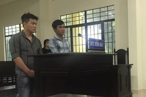 Hai thanh niên làm bậy khi thấy bạn gái nhí say xỉn