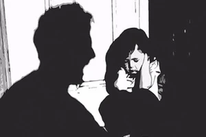 Bị ngăn cản đi chơi, con gái tố bố đẻ xâm hại tình dục