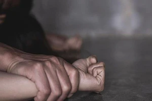 'Quan hệ' với bạn gái nhí còn xin tiền mua điện thoại, xe máy