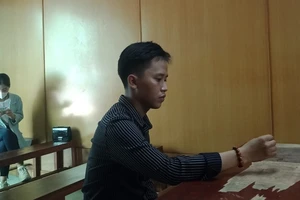 Qua phòng bạn gái chơi, tranh thủ thó đồ hàng xóm