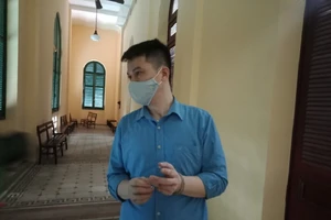 Lừa hơn 2 tỉ ăn chơi, nói dối gửi tiền cho cha trị bệnh