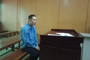 Khách nước ngoài giấu hàng cấm trong đồ lót