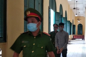 Kiểm tra tin nhắn Faceook, phát hiện con gái bị xâm hại