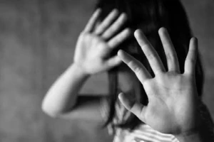 Bố hờ 2 lần xâm hại con nuôi của vợ