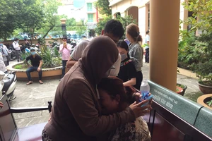 Mẹ tài xế Mercedes gào khóc, nói sẽ kháng cáo phần dân sự