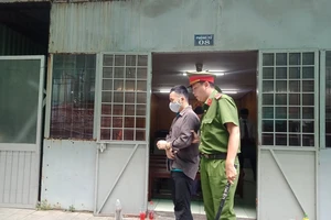 Dùng dao cạo râu 'xử' vợ vì nghi có nhân tình