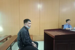 Nam sinh viên hầu tòa vì chém người trong sân bóng