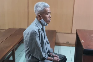 Bị người tình đuổi về, mua xăng đốt phòng trọ