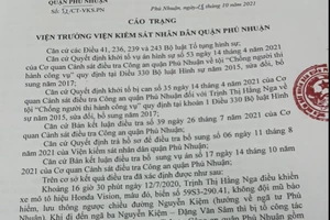 1 phụ nữ vén áo quá ngực để... đổ vấy cho công an