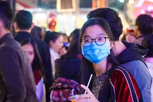 Người Đà Nẵng đeo khẩu trang đón Giáng sinh