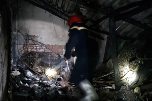 Cháy quán cà phê trong đêm, 2 người thoát chết