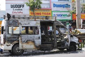 Xe dùng chở quan tài cháy trơ khung giữa phố