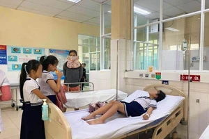 Hàng chục học sinh Đà Nẵng nhập viện vì chơi đồ chơi lạ