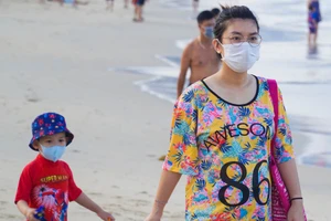 Hình ảnh du khách đeo khẩu trang tại bãi biển ở Đà Nẵng