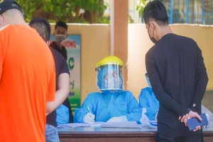 500 nhân viên cơ sở massage, bar, pub được xét nghiệm COVID-19