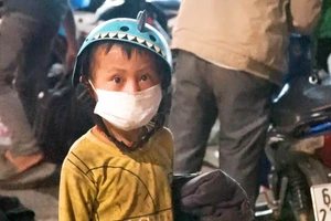 Những em nhỏ trong hành trình về quê tránh dịch COVID-19