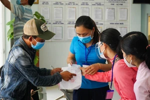 Nhiều người Đà Nẵng kéo đến phường để xin ‘giấy thông hành’