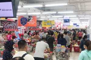 Đà Nẵng: Dân ùn ùn đi mua sắm sau dự lệnh 'cấm ra đường' toàn TP