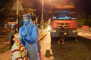 Đà Nẵng xuyên đêm xét nghiệm nhanh tài xế tại các cửa ngõ vào TP