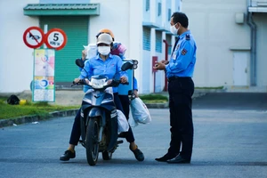 Công nhân Đà Nẵng 'tay xách, nách mang' đổi ca làm việc 3 tại chỗ