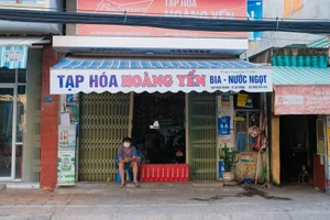 Tiệm tạp hóa ở Đà Nẵng mở cửa trở lại nhưng... không có hàng để bán