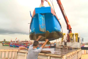 Người dân Quảng Bình chủ động cẩu thuyền lên bờ tránh bão