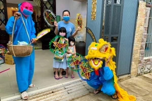 Thầy giáo Đà Nẵng mặc đồ bảo hộ, hóa trang thành ông Địa đi phát quà Trung thu