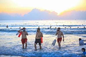 Người dân Đà Nẵng phấn khởi vì được tắm biển, ra tiệm cắt tóc