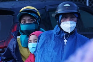 Hàng nghìn người dầm mưa, chạy xe máy xuyên đêm trong hành trình hồi hương