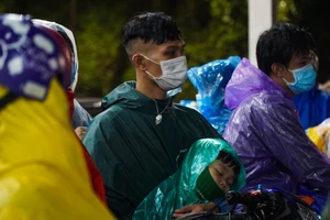 Người lớn, trẻ nhỏ vượt mưa gió hàng ngàn cây số về quê