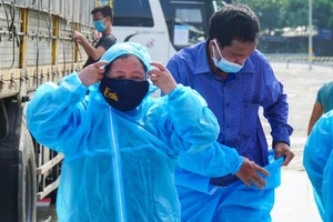 Đà Nẵng: Những chuyến xe đầu tiên đưa người dân về quê