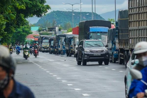 Ô tô ùn ứ gần 2km tại chốt kiểm soát dịch giữa Đà Nẵng và Quảng Nam