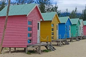 Quán nhậu, điểm du lịch sinh thái tự phát lấn chiếm bãi biển Đà Nẵng