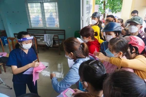 Đà Nẵng: Nườm nượp người xin xác nhận F0