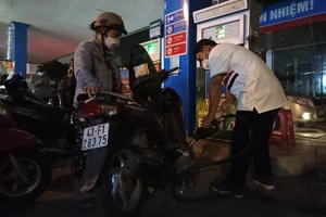 Đà Nẵng: Nườm nượp người đổ xăng trong đêm