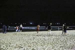 Nhóm du khách tắm biển Đà Nẵng bị nước cuốn, 1 người mất tích