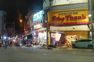 Ô tô 'điên' lao vào tiệm bánh mỳ làm 3 người bị thương