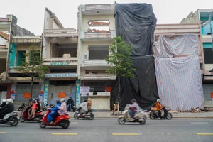 Tháo dỡ nhiều nhà mặt tiền để thi hành án vụ Phạm Công Danh 