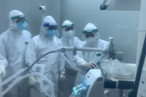 Video: Bên trong khu điều trị bệnh nhân COVID-19 nặng ở Bình Dương