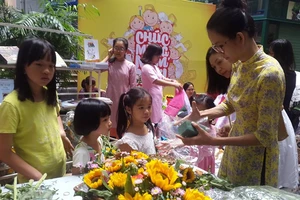 Các bà mẹ chung tay “giải cứu” hoa hướng dương