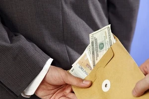 Điều tra một Viện phó VKS huyện bị tố nhận hối lộ